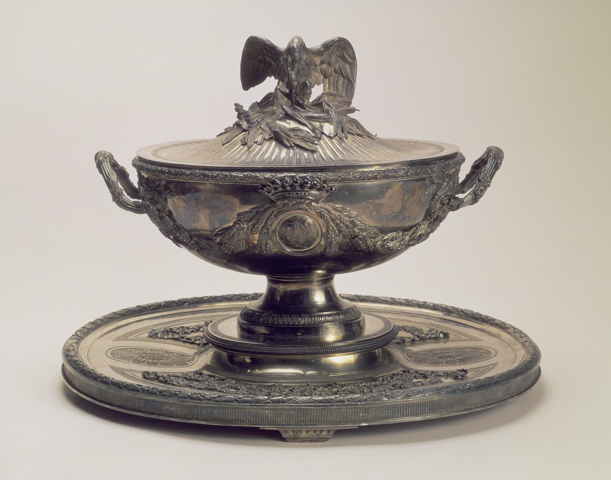 Saltykov Service 的银色盖碗和支架，由 Robert Joseph Auguste（1725-1805 年），巴黎 作者 不明