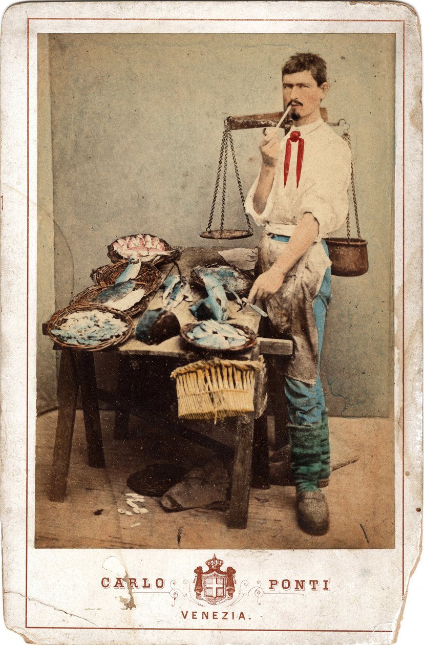 Small metiers：鱼贩的肖像，靠近他的鱼，威尼斯。 19 世纪 纸板印刷 昏暗。 11x16,5 厘米 作者 不明