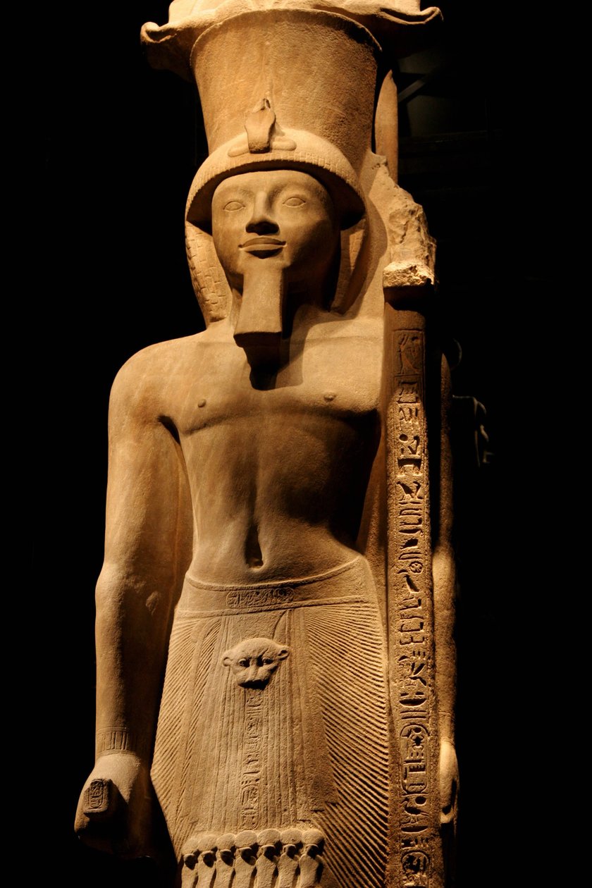 第 19 王朝法老 Sethi II（Seti 或 Sety）（公元前 1200-1194 年）的粉红色 gres 雕像，它带有一个带有阿蒙神象征的权杖，都灵埃及博物馆。 作者 不明