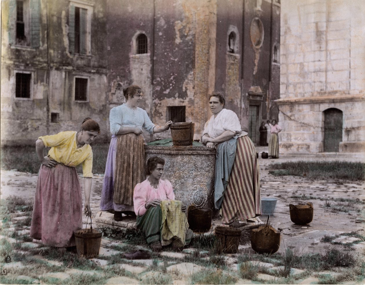 在卡斯特罗区的 Campo san Pietro 街景，妇女在威尼斯的井边见面。 19 世纪 纸板印刷 昏暗。 25x19 厘米 作者 不明