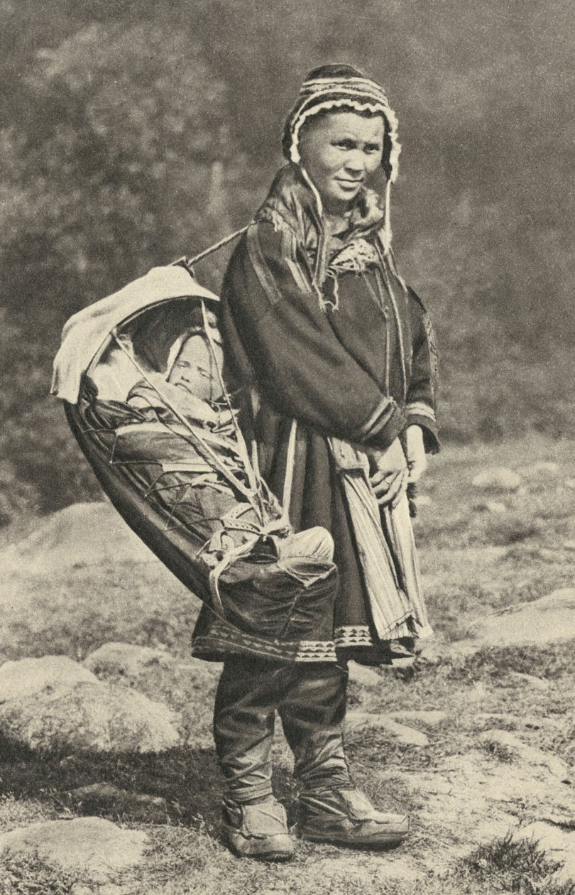 瑞典。拉普族妇女用驯鹿皮的摇篮抱着她的孩子。1920 作者 不明
