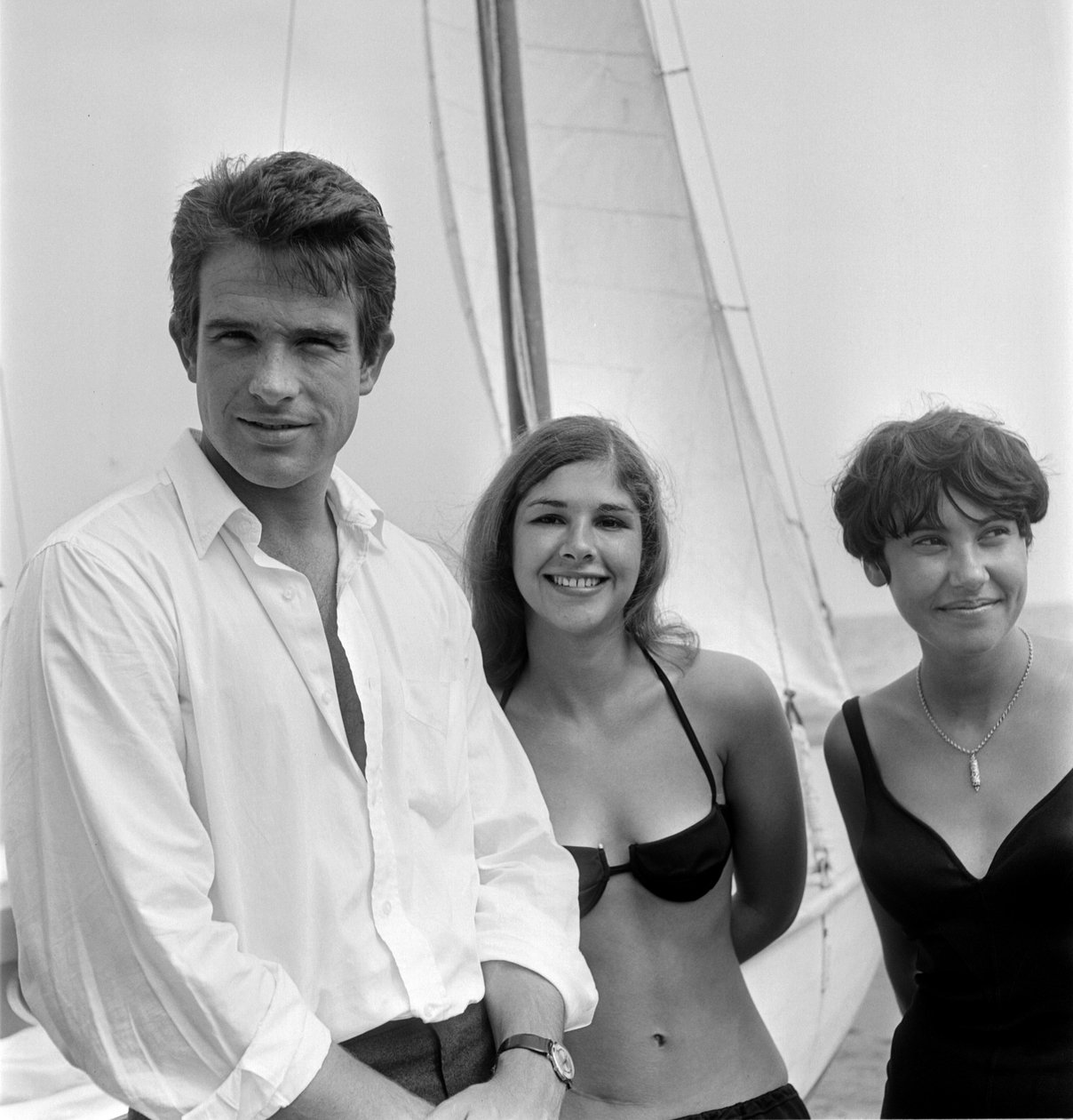 演员 WARREN BEATTY 在威尼斯丽都海滩 - 1965 作者 不明