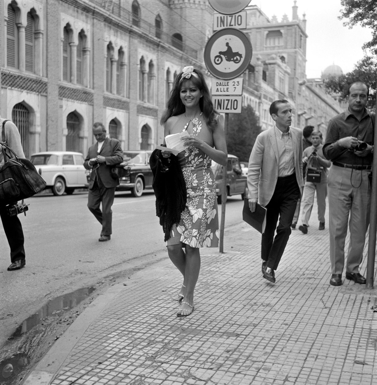 女演员克劳迪娅·卡迪纳尔在威尼斯丽都国际电影节 - 1965 年 作者 不明