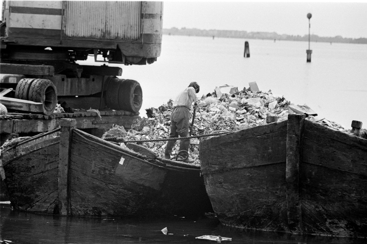 THE SACCA San BIAGIO IN GIUDECCA（威尼斯）：威尼斯垃圾填埋场聚集的泻湖岛，居民。 1965年 作者 不明