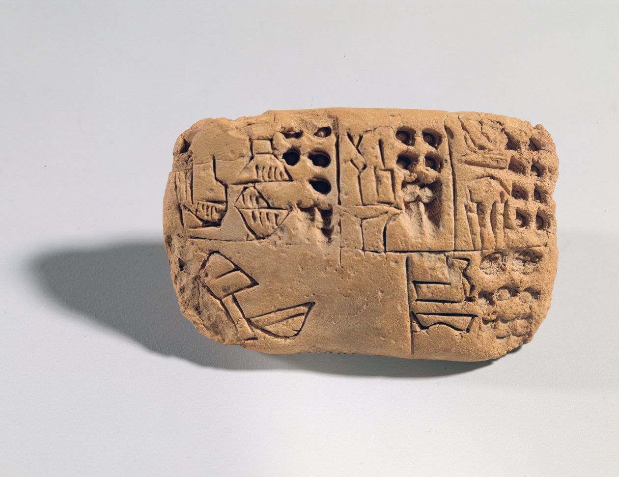 刻有象形文字的石板，原始文字时代，公元前 3300 年（粘土） 作者 不明