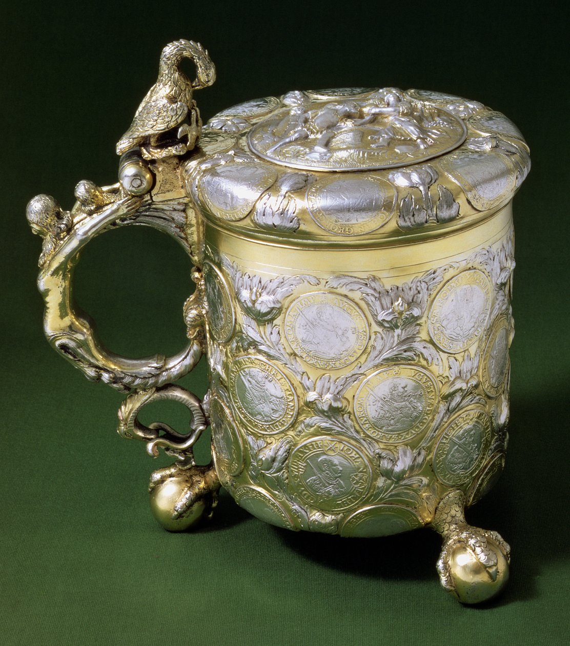 Tankard 或 Munzhumpen 镶有撒克逊“塔勒”硬币（可追溯至 1547-1602 年），由巴尔干国家米陶的丹尼尔·丹克迈耶 (Daniel Dankmeyer) 制作，约 1705 年（包裹镀金） 作者 不明
