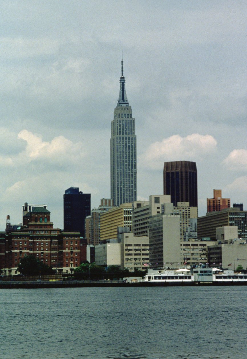 The Empire State Building from the East River (photo) 作者 不明