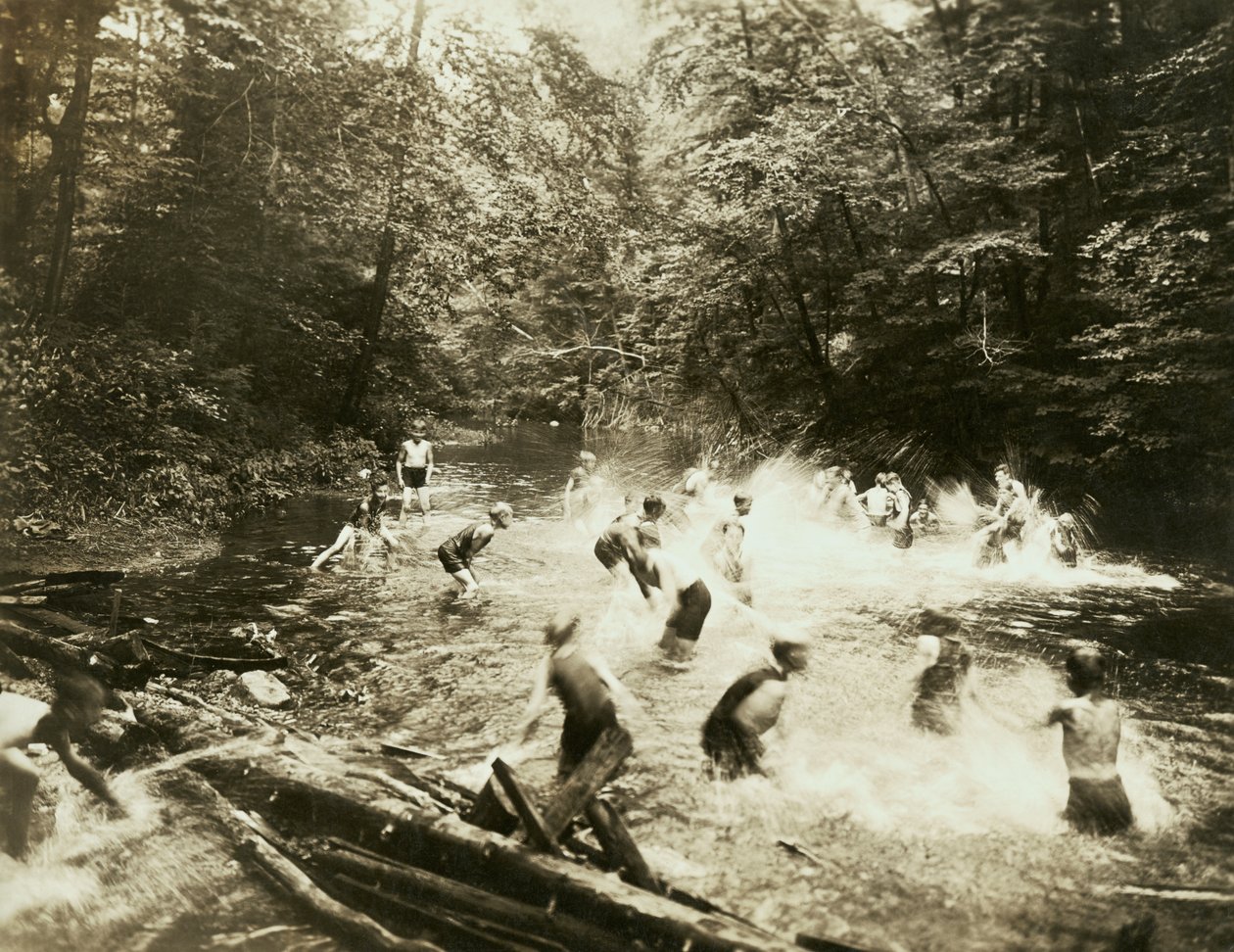 美国老泳洞，约1920年（黑白照片）。 作者 未知艺术家