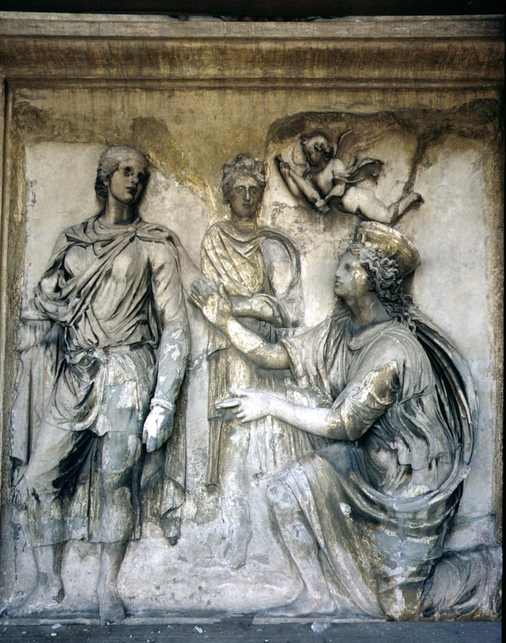 后门面，古代浮雕装饰的细节（一些来自奥古斯都的Ara Pacis），描绘了一个戴着皇冠的女神和一个年轻人（石头）。 作者 不明