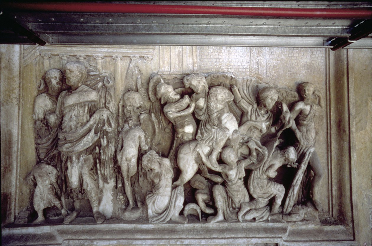 后立面，描绘战斗场景的古董浮雕装饰细节（奥古斯都的 Ara Pacis 的一些作品）（石头） 作者 不明