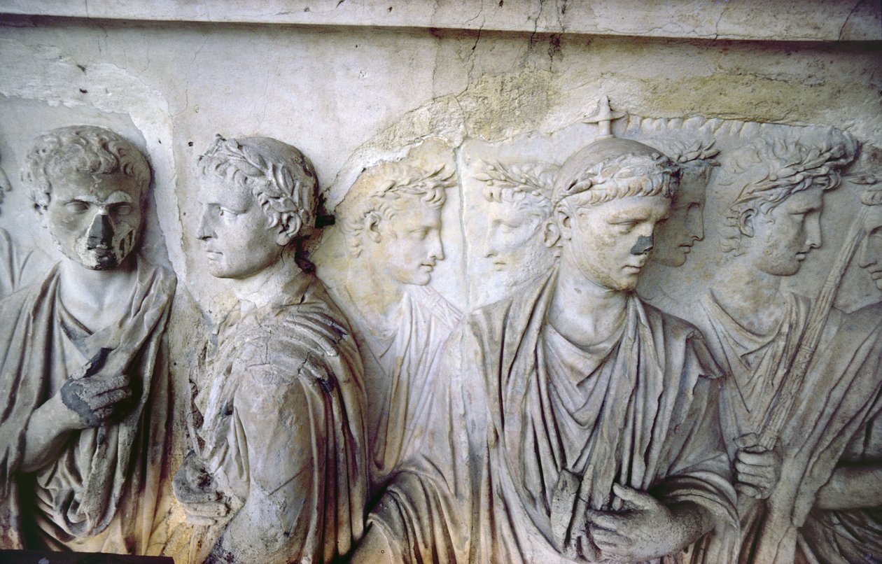 后立面，古董浮雕装饰细节（奥古斯都的 Ara Pacis 的一些作品）描绘了一群罗马公民（石头） 作者 不明