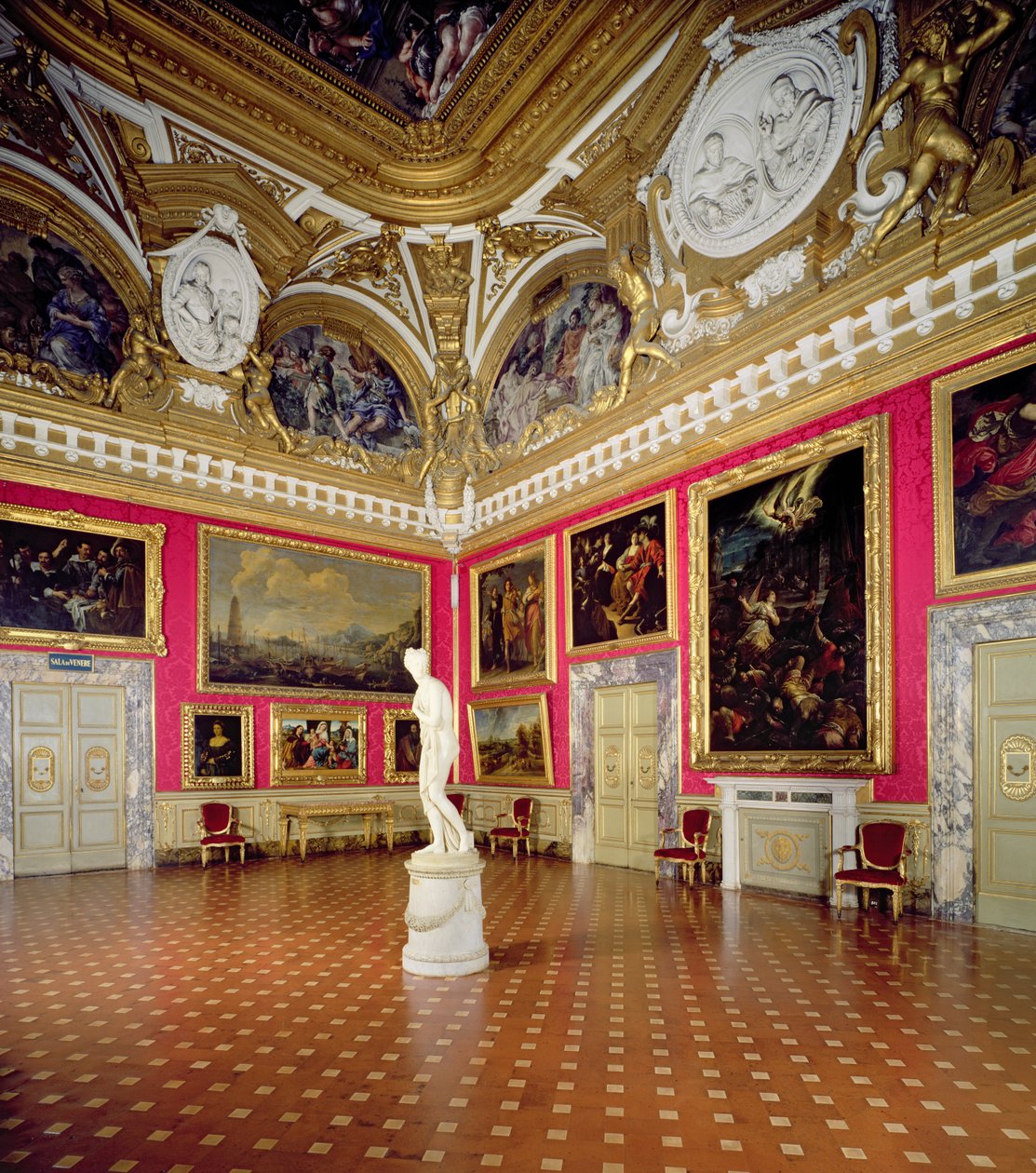 包含 Venus Italica 的“Sala di Venere”（金星大厅） by Antonio Canova（1757-1822）（照片） 作者 不明
