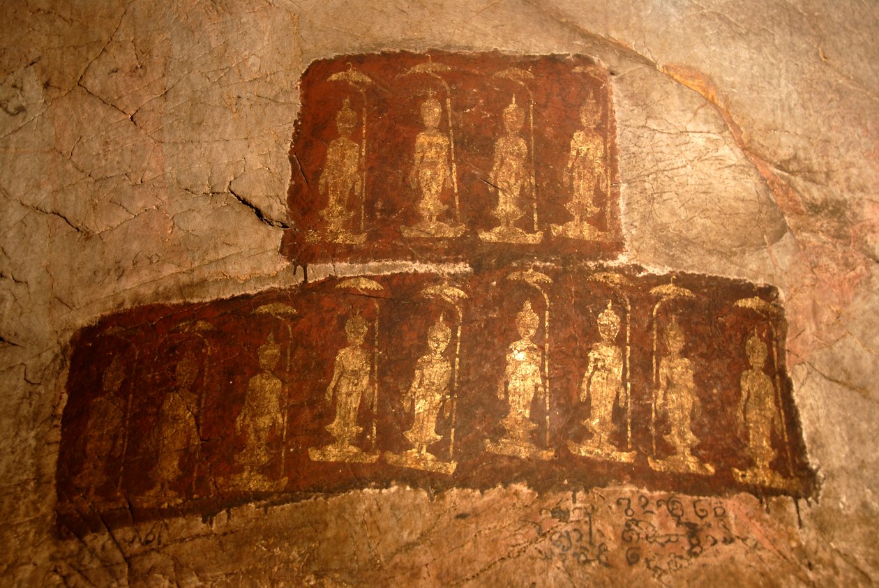 上座部佛教；古代壁画；释迦牟尼立佛；Mudra；Varada；许愿手势；谭巴洞穴；在廊当；川圹省；老挝；东南亚；亚洲 作者 未知艺术家