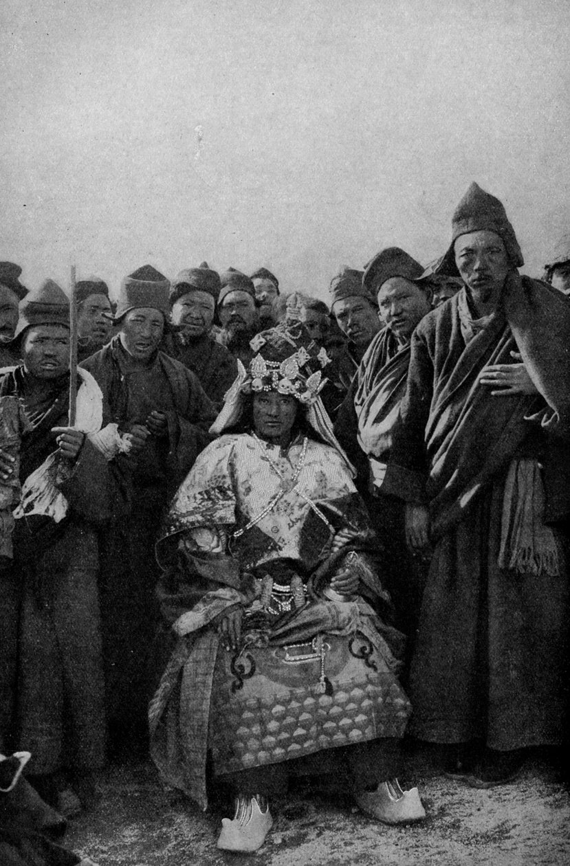 西藏。身着盛装的魔术师和一帮钦佩的僧侣。1920 作者 不明