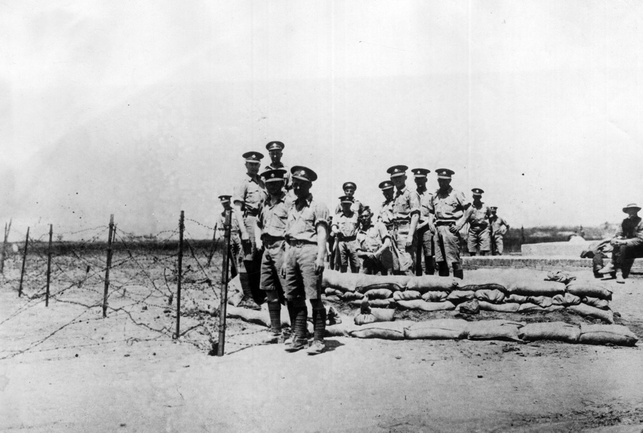 1924年11月，中国天津（Tientsin）。在中国战神冯玉祥（冯玉祥，冯玉祥）的部队攻占国际租界之前，英国士兵在国际租界外的哨所里 - 天津（天津），中国，十一月 作者 未知艺术家