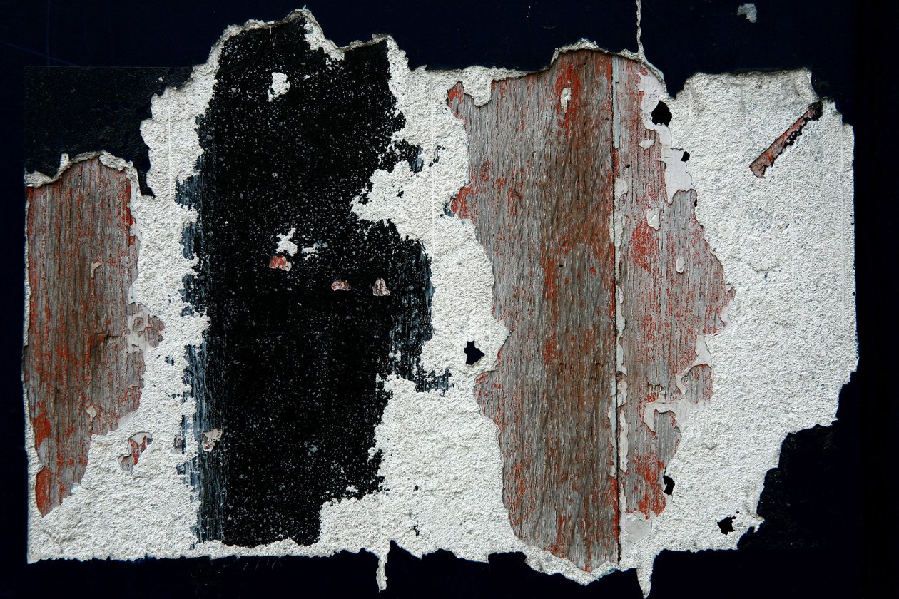 Time marks. Abstract art showing forms as a witness of passing time. Traces of paint on wood. Photography by Michel Lunardelli. 作者 不明