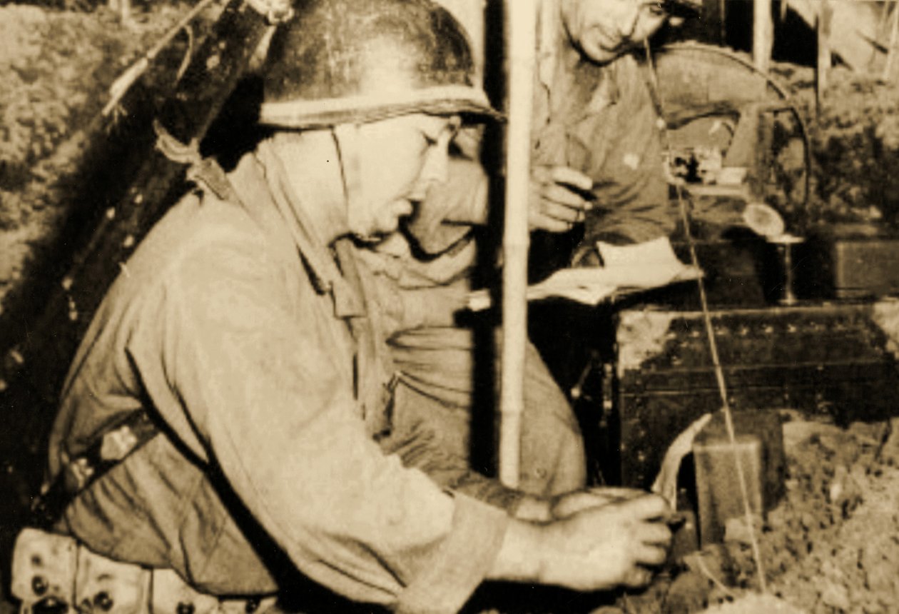 1943 年，路易斯安那州克莱伯恩营地通信站的部队（棕褐色照片） 作者 Bartolomé Esteban Murillo 和工作室