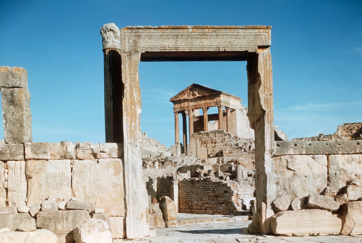 突尼斯，Dougga，通过Dar el Acheb门户观看罗马国会大厦遗址 作者 未知艺术家