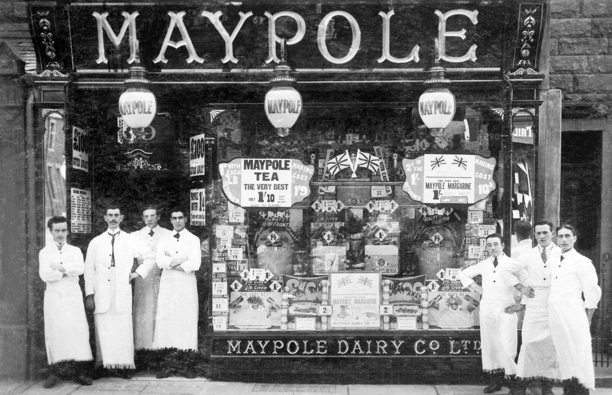英国：工作人员站在Maypole乳品店外 作者 不明