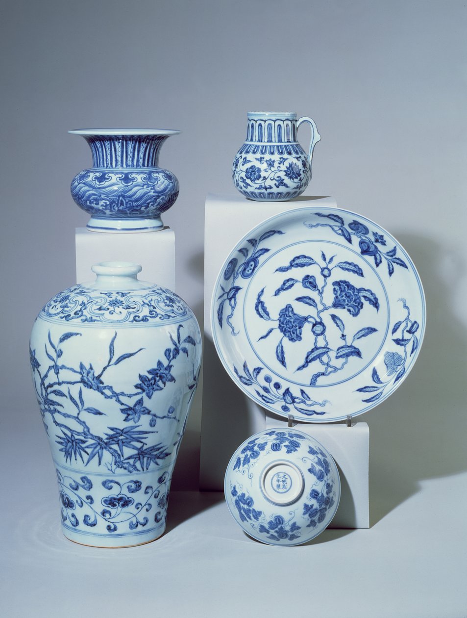 花瓶，碗，盘子和两个小花瓶，明 作者 不明