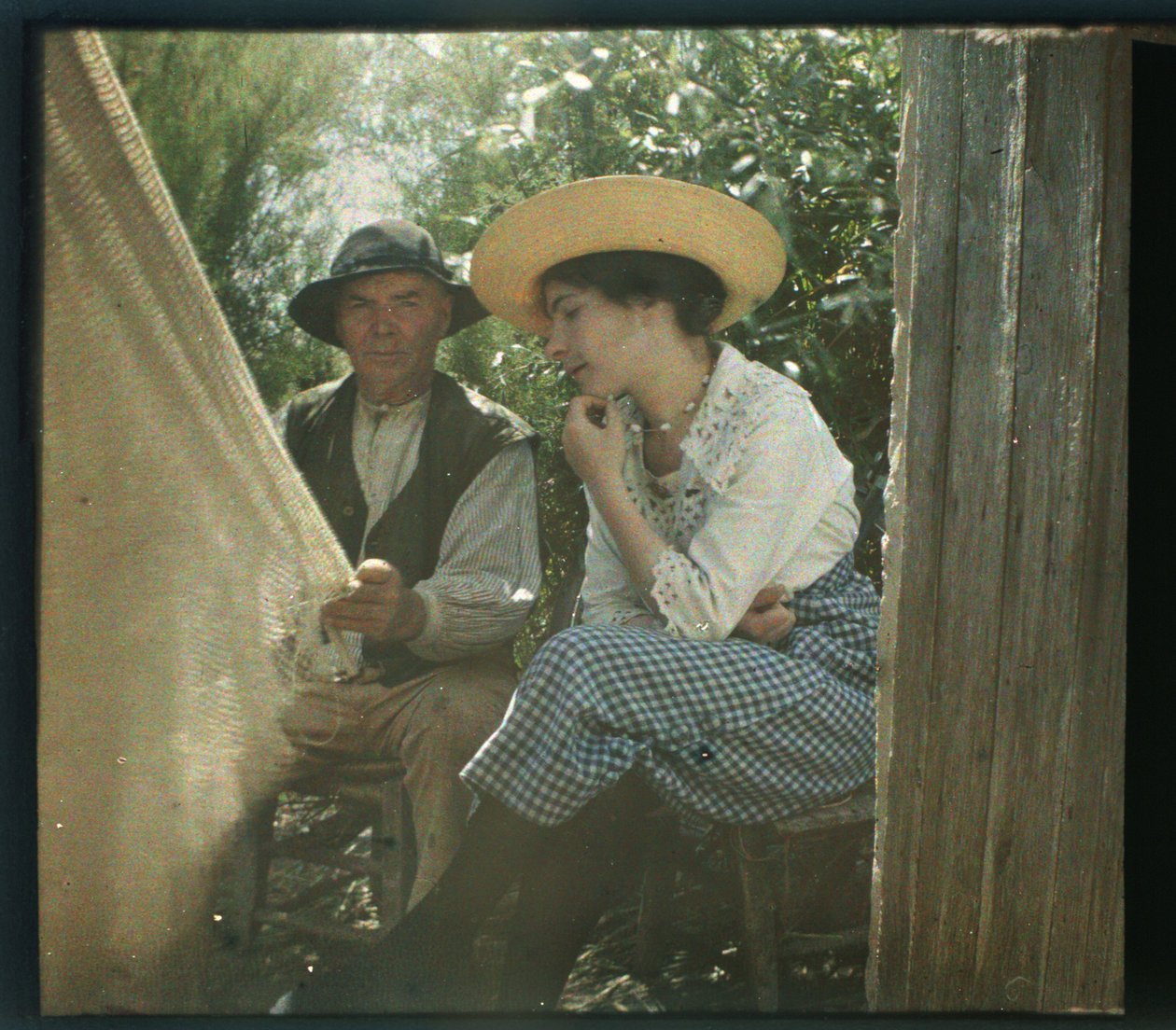 旺代风景如画：La lecon de filet，1919 年 8 月，法国隆格维尔 - 自动彩色匿名照片 作者 未知艺术家