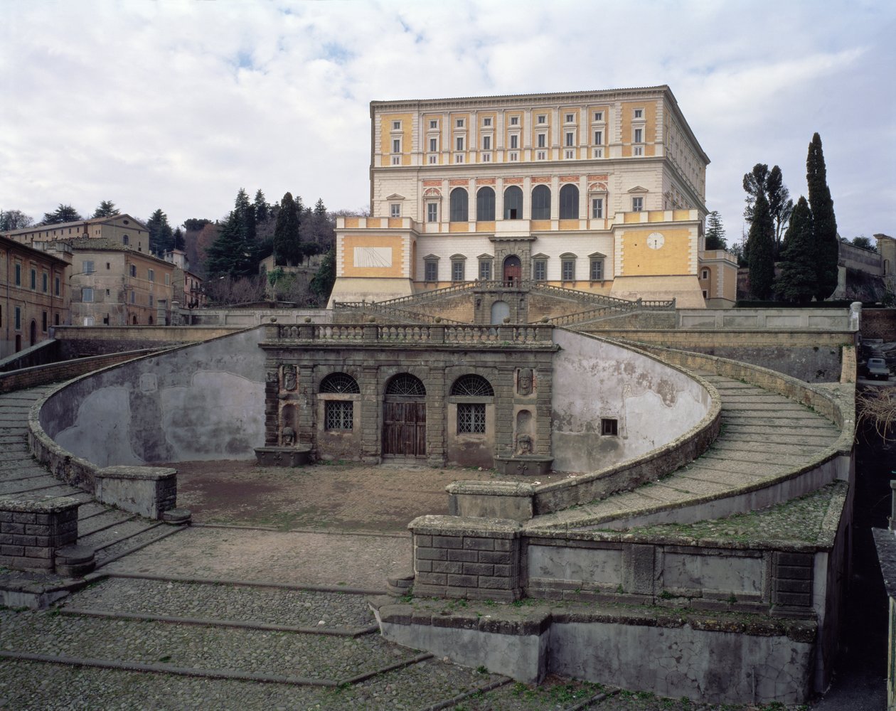 由 Jacopo Vignola (1507-73) 及其继任者为红衣主教 Alessandro Farnese (1546-92) 1557-83 设计的正面、前院和楼梯视图（照片） 作者 不明
