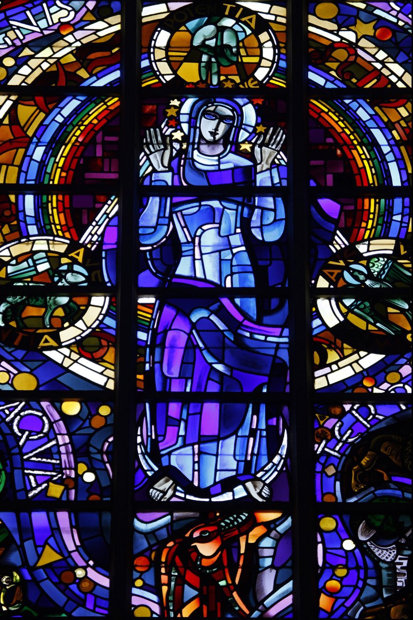 法国布卢瓦Notre-Dame-de-la-Trinite教堂的圣母玛利亚彩绘玻璃，由Louis Barillet和Jean Le Chevallier设计。 作者 不明
