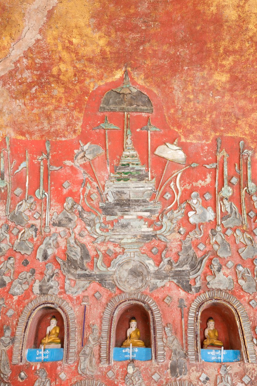 缅甸茵莱湖 Nyaungshwe，Shwe Yaunghwe Kyaung 寺庙，挂有小佛像和铅玻璃雕像的墙壁（照片） 作者 未知艺术家