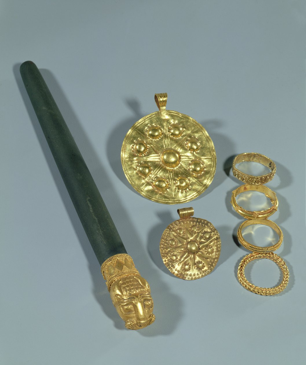 磨石和带有颗粒装饰的戒指，苏萨，伊朗，埃兰时期，公元前 1150 年（金） 作者 不明