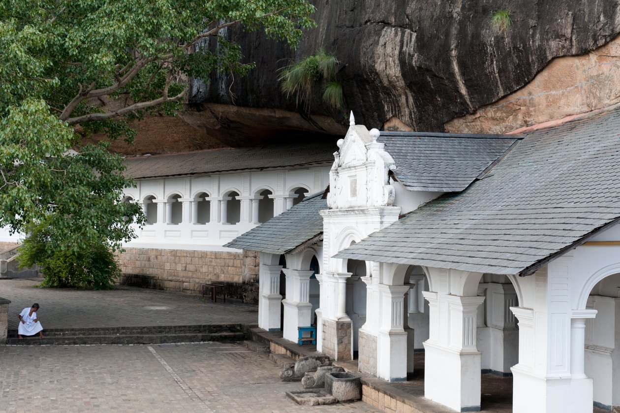 岩壁下的白色建筑； 石窟寺； 金庙; 丹布拉； 斯里兰卡; 亚洲 作者 不明