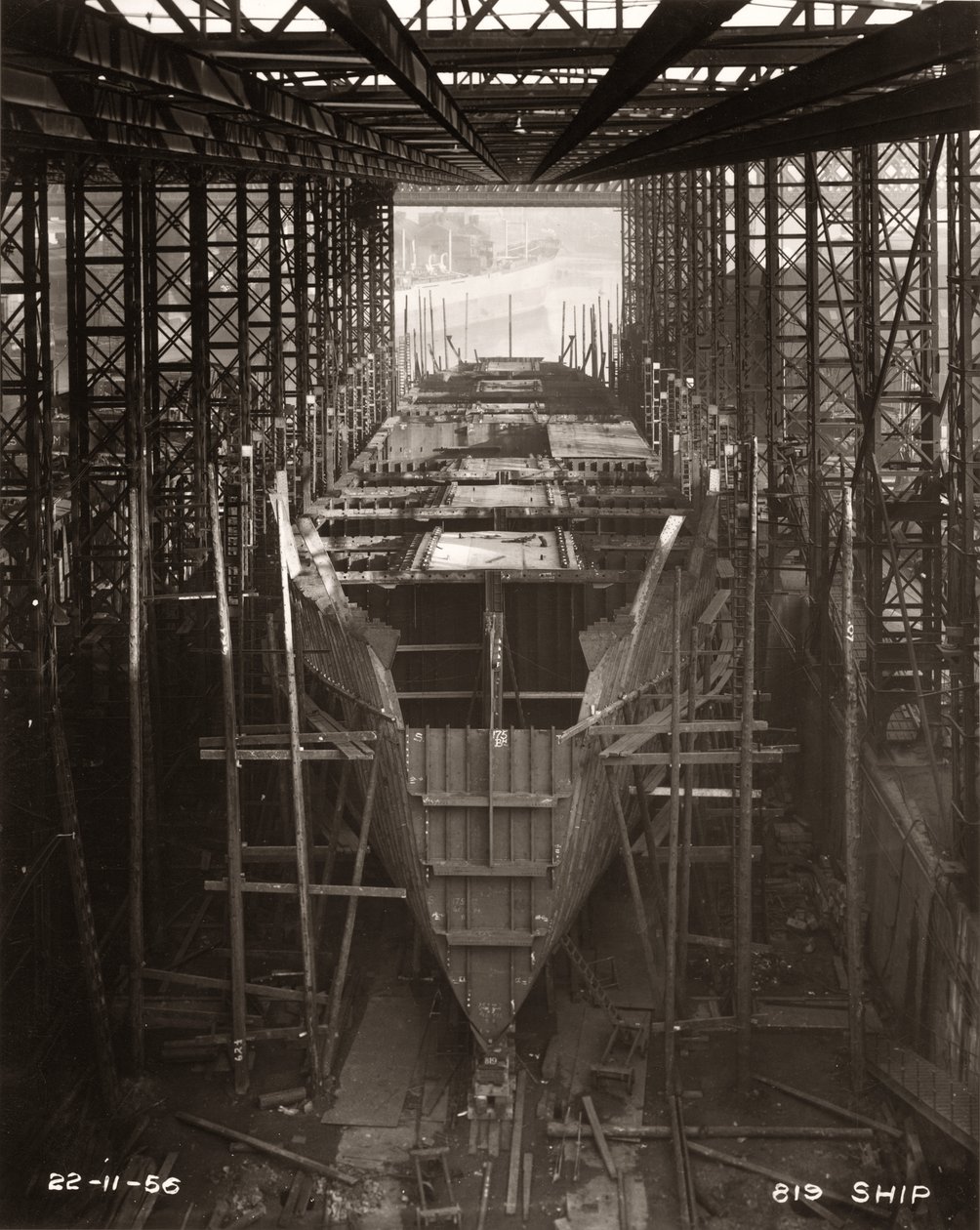 1956 年 11 月 22 日，桑德兰 William Doxford & Sons 造船厂开始建造“北岸”号主甲板（黑白照片） 作者 未知艺术家