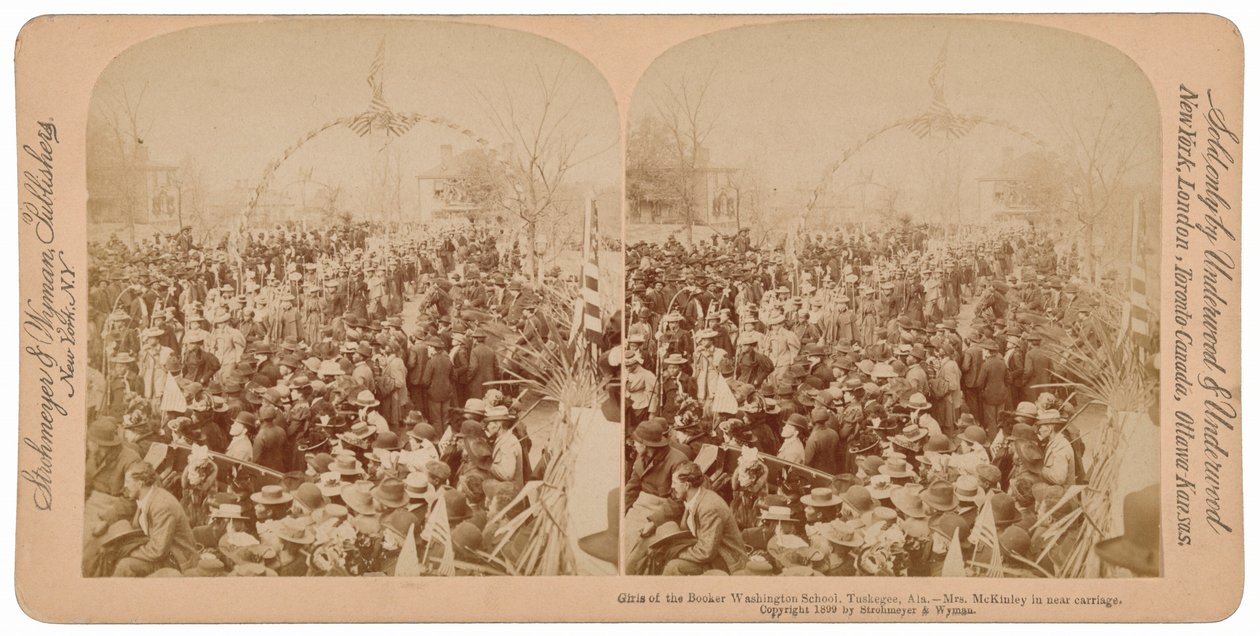 "1899 年，阿拉巴马州塔斯基吉市布克-华盛顿学校的女孩们，麦金利夫人在附近的马车上（照片） 作者 安德伍德与安德伍德