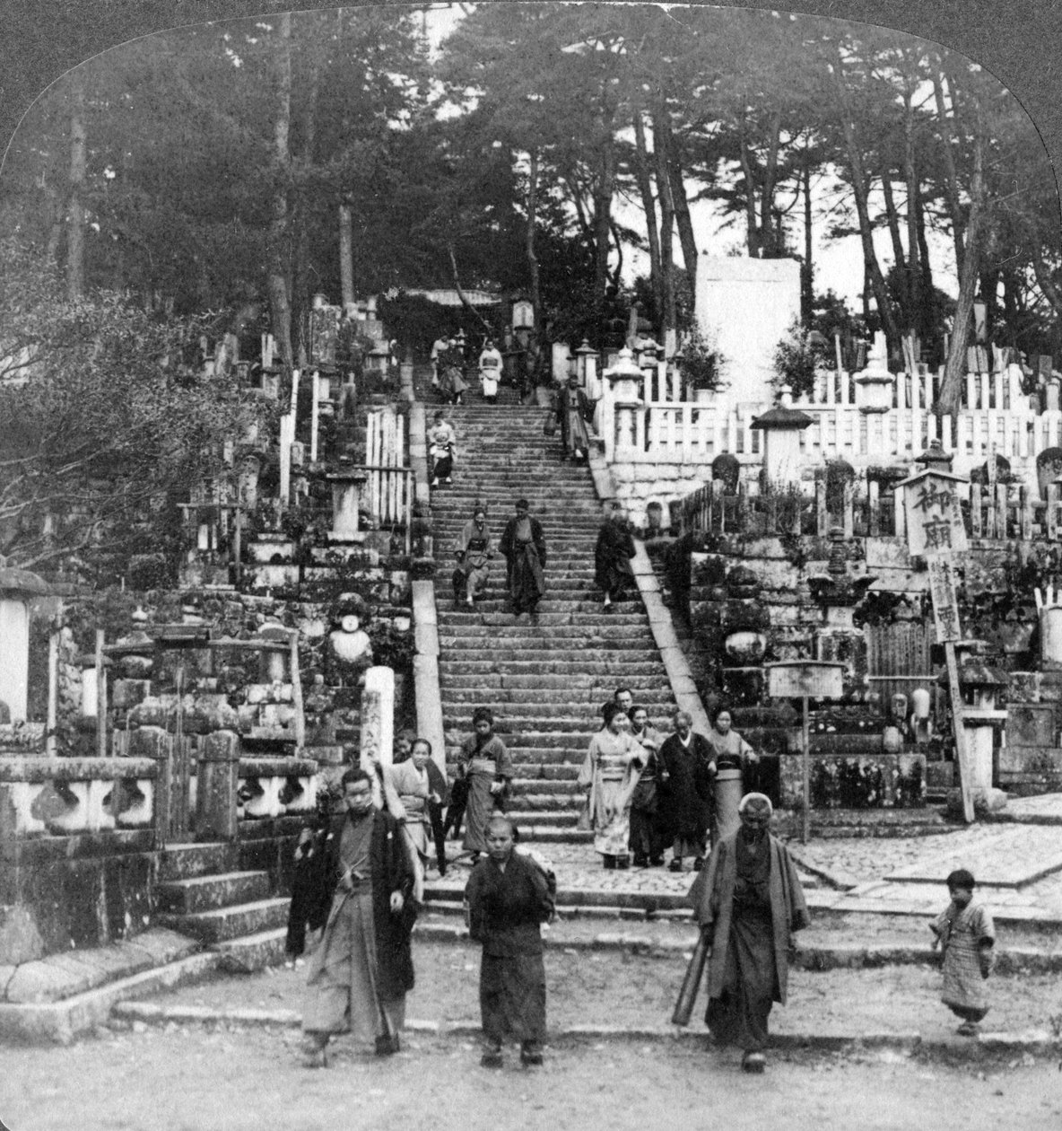 1904年，日本京都黑谷谷寺附近的一座佛教公墓。 作者 安德伍德和安德伍德