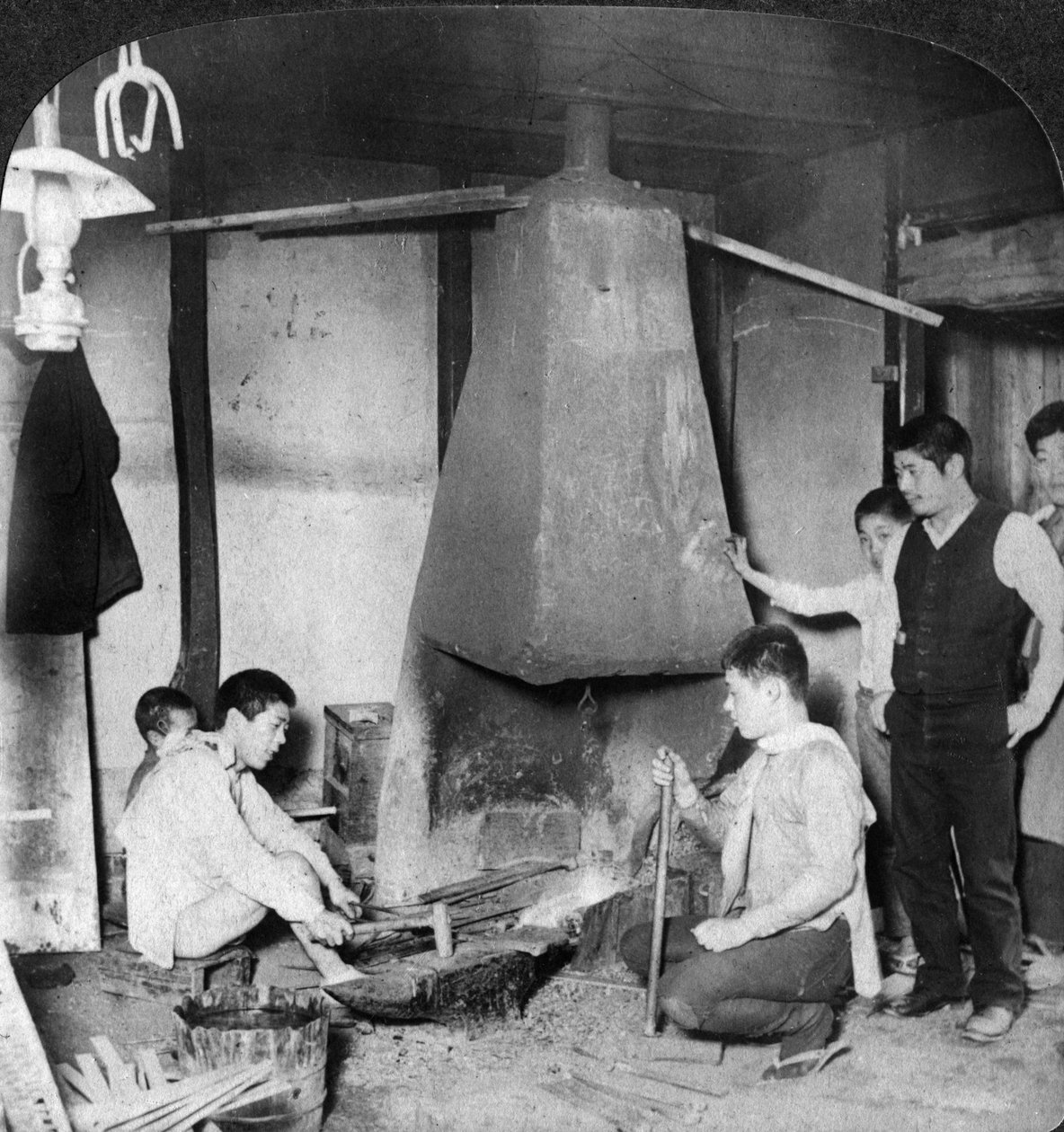 1904年，日本横滨的铁匠铺。 作者 安德伍德和安德伍德