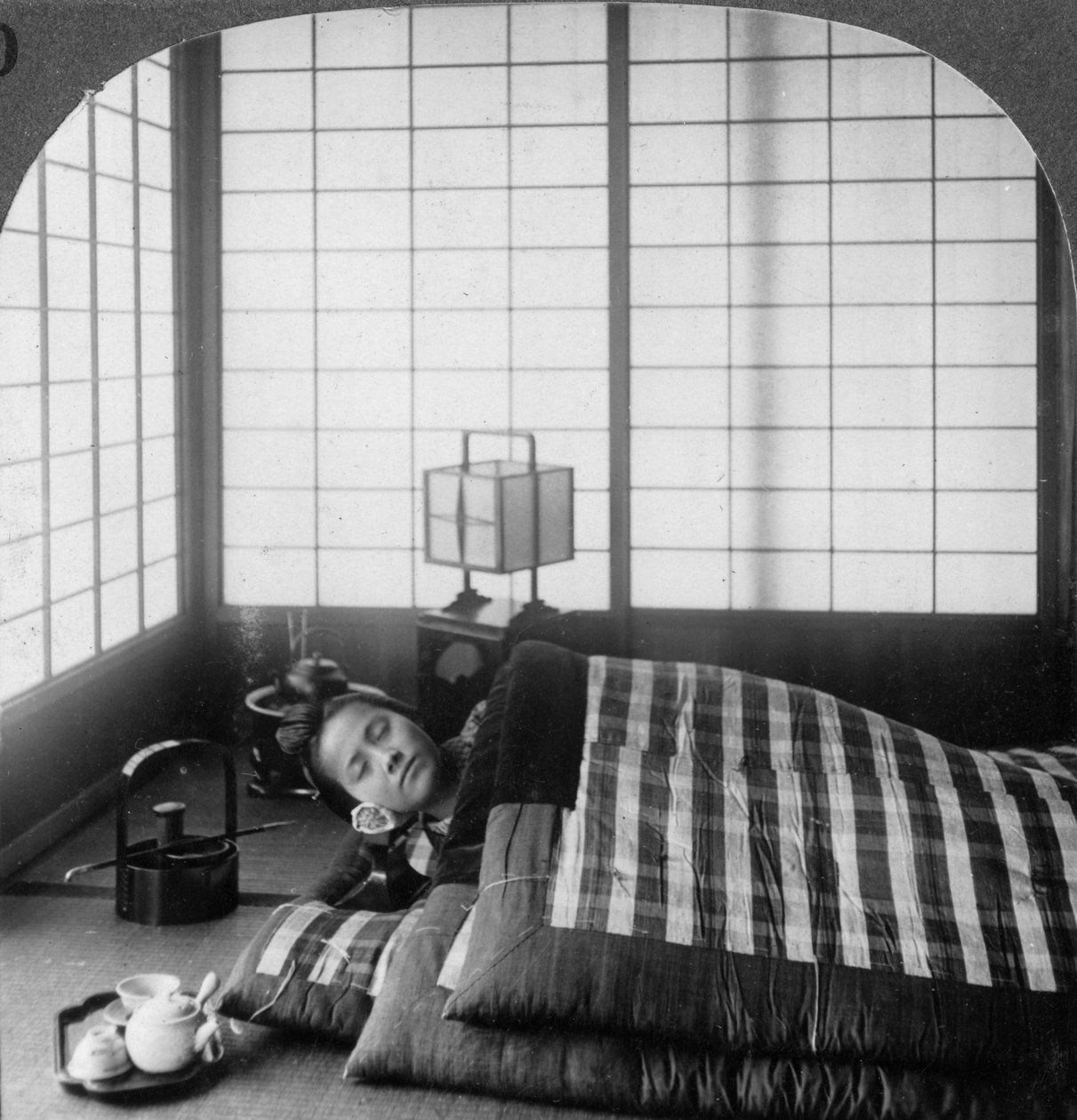 睡在茶馆里的艺ish，彦根，日本，1904年。 作者 安德伍德和安德伍德