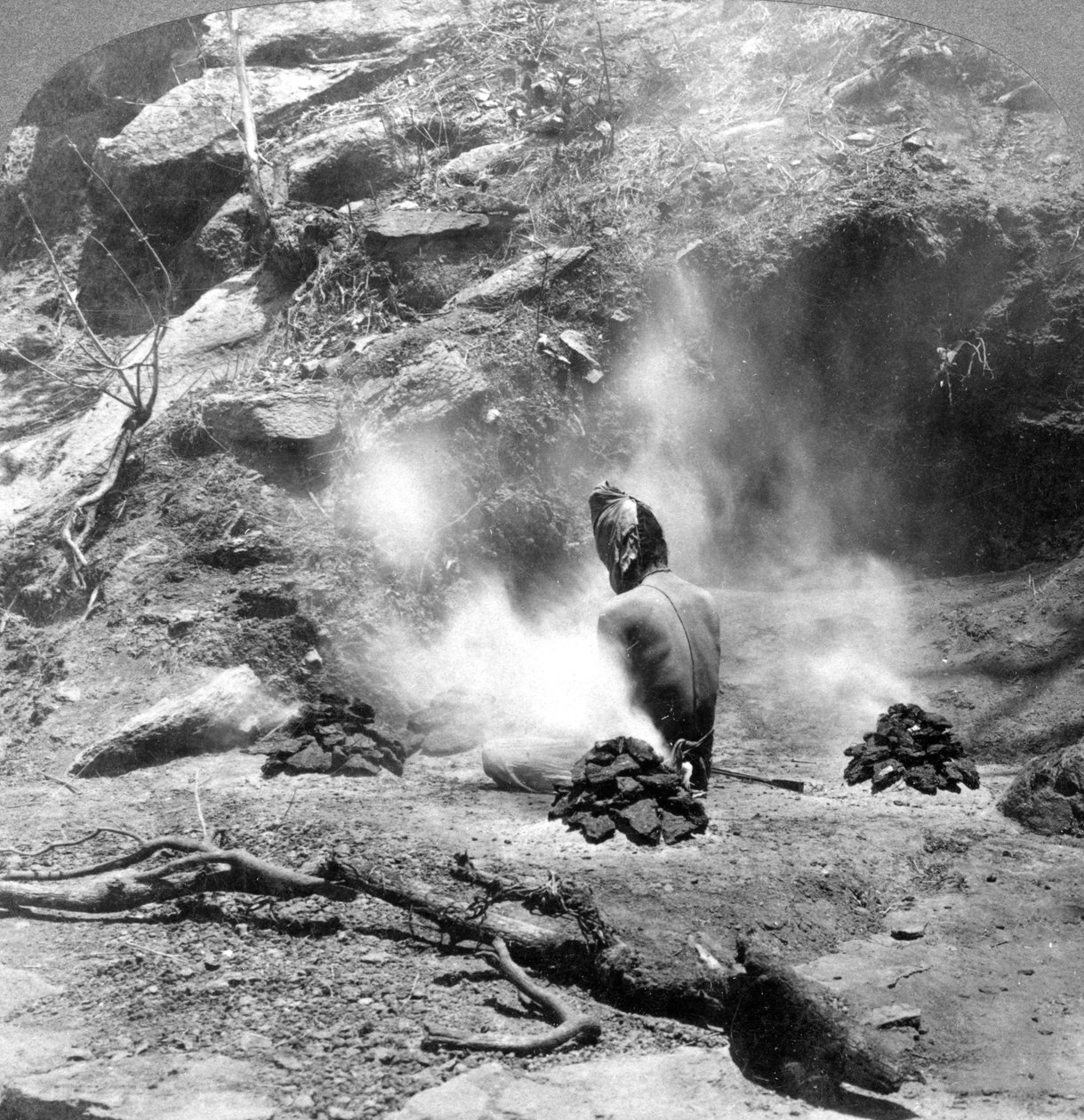 1903年，印度阿布山的宝石湖隐士在做pen悔。 作者 安德伍德和安德伍德