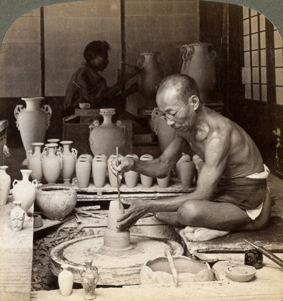 陶工和他的轮子，制作花瓶的Awata瓷器，Kinkosan作品，日本京都，1904年 作者 安德伍德和安德伍德