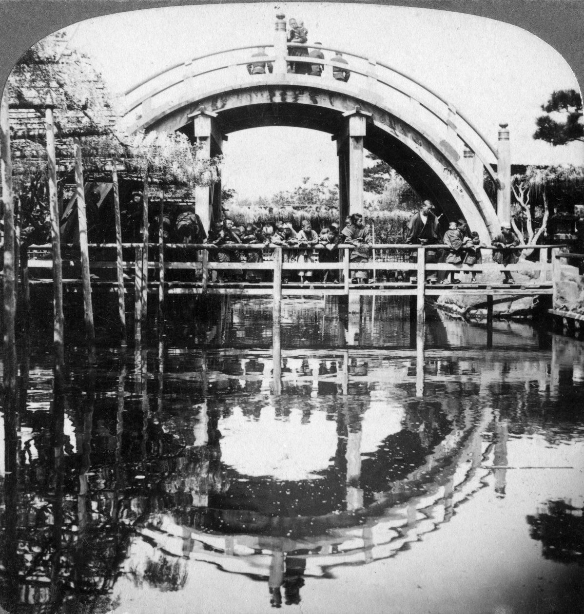日本的半圆形桥，1896年。 作者 安德伍德和安德伍德
