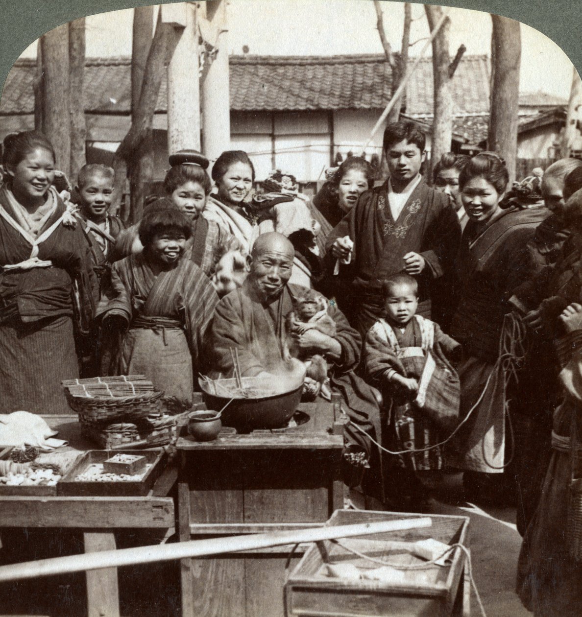 1896年，日本神户，一名街头表演者与猴子逗乐了人群。 作者 安德伍德和安德伍德