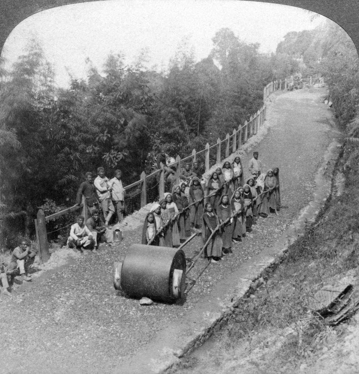 1903年，印度大吉岭公路上的一个妇女工作小组。 作者 安德伍德和安德伍德