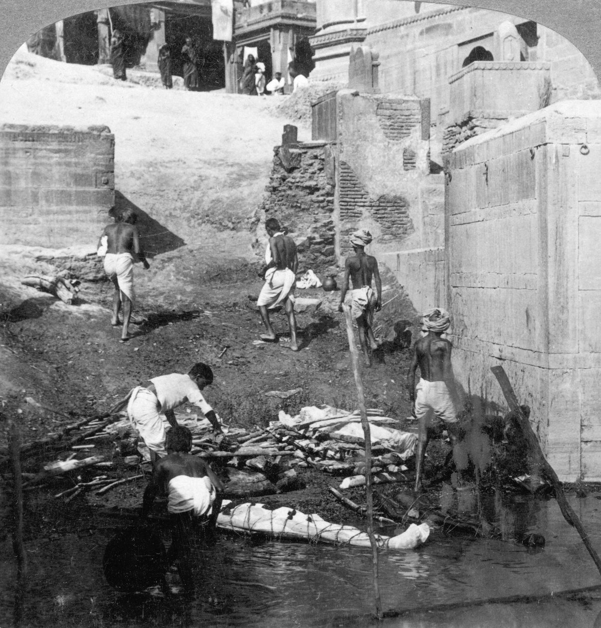 1903年，印度贝纳雷斯·瓦拉纳西沐浴和燃烧印度教徒的尸体。 作者 安德伍德和安德伍德