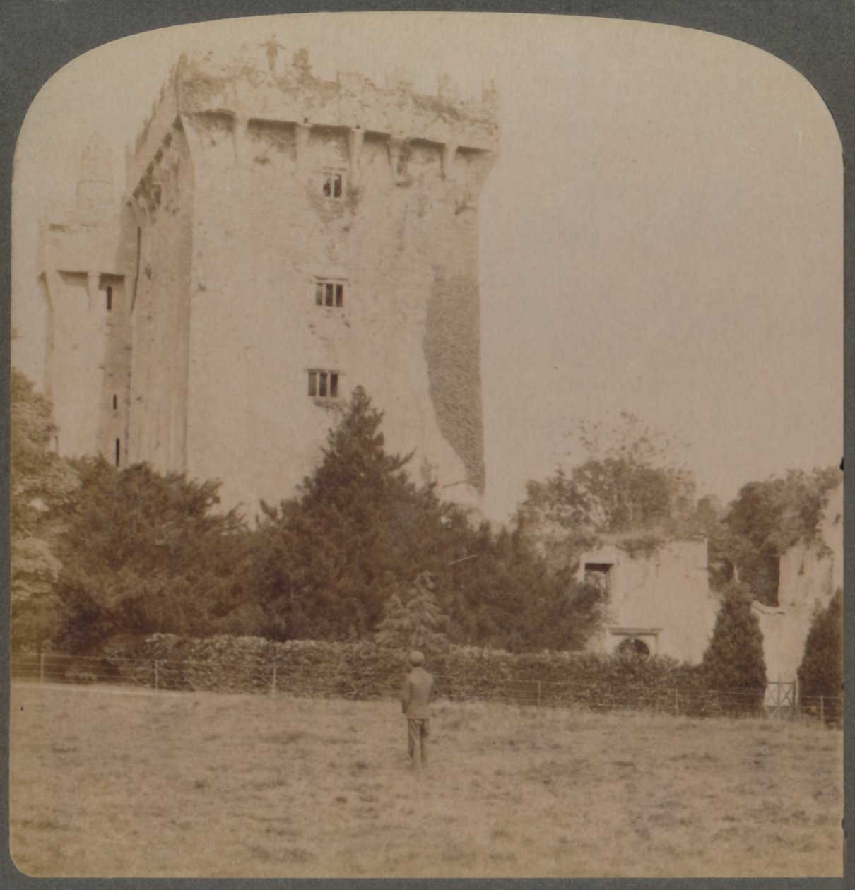 布拉尼城堡（Blarney Castle），爱尔兰人机智的圣地-在爱尔兰科克附近，1901年。 作者 安德伍德和安德伍德
