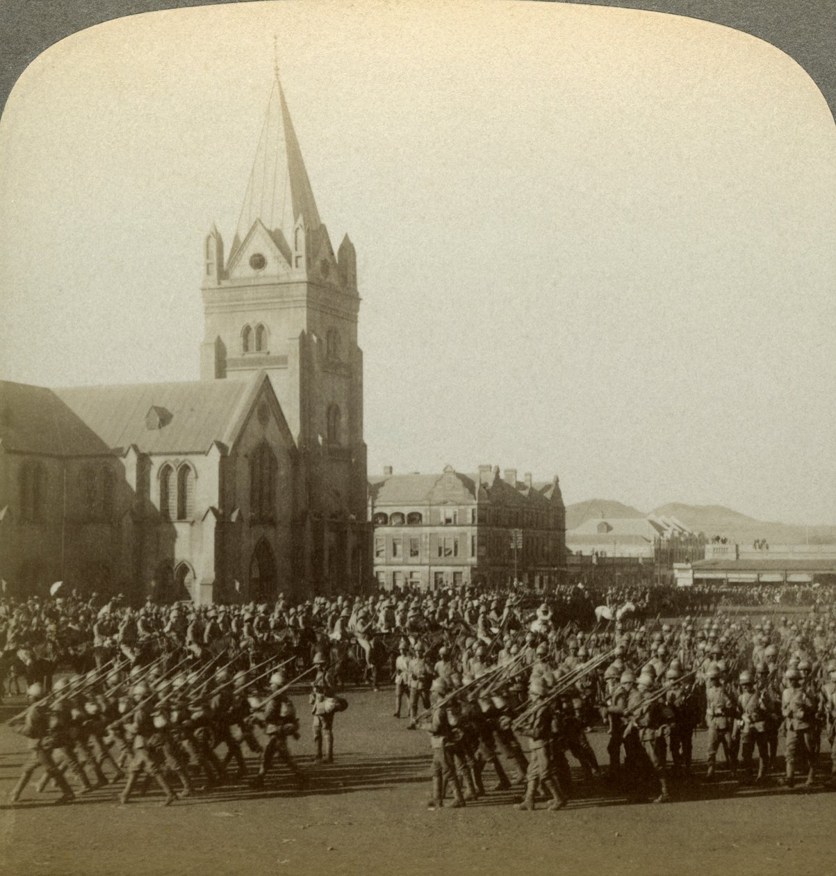 1900年，布尔战争，南非比勒陀利亚公共广场的罗伯茨勋爵（Lord Roberts）审查了英国士兵。 作者 安德伍德和安德伍德