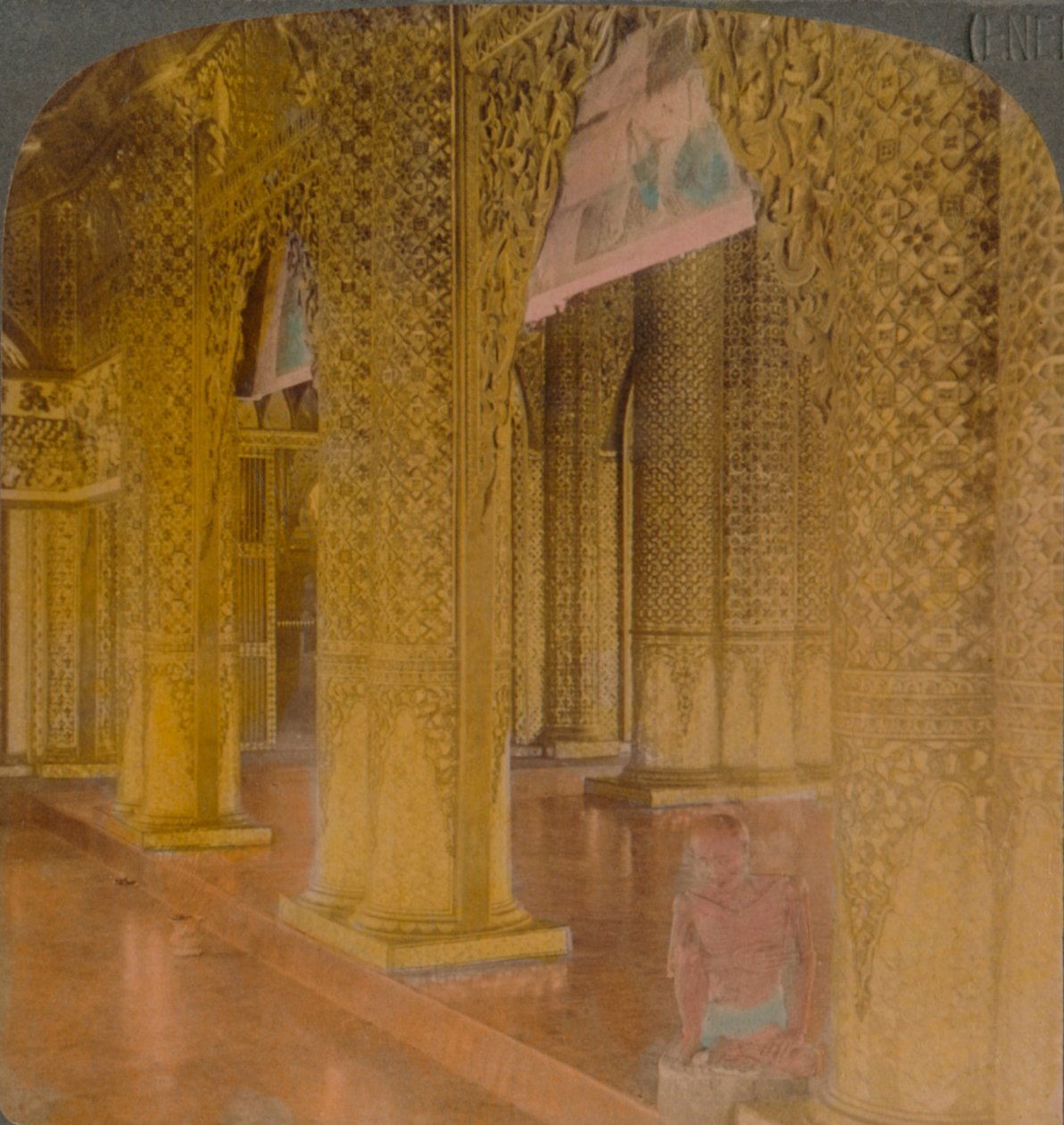 佛教寺庙内部，以昂贵的金色和彩色装饰，穆尔姆，缅甸，1907年。艺术家：埃尔默·安德伍德（Elmer Underwood），贝特·埃里亚斯·安德伍德（Bert Elias Underwood）。 作者 安德伍德和安德伍德