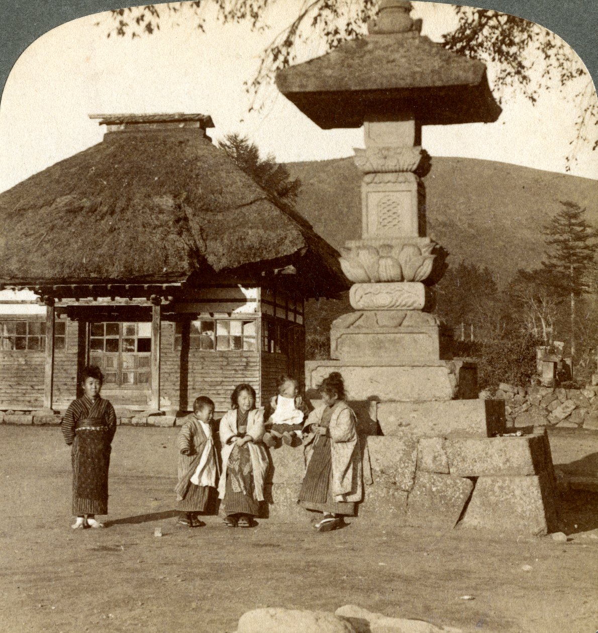 1904年，日本乡村学校操场上的孩子们 作者 安德伍德和安德伍德