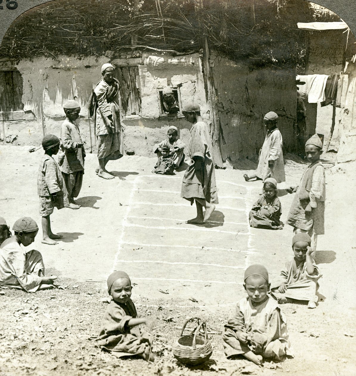 儿童玩跳房子，印度克什米尔，c1900年代。 作者 安德伍德和安德伍德