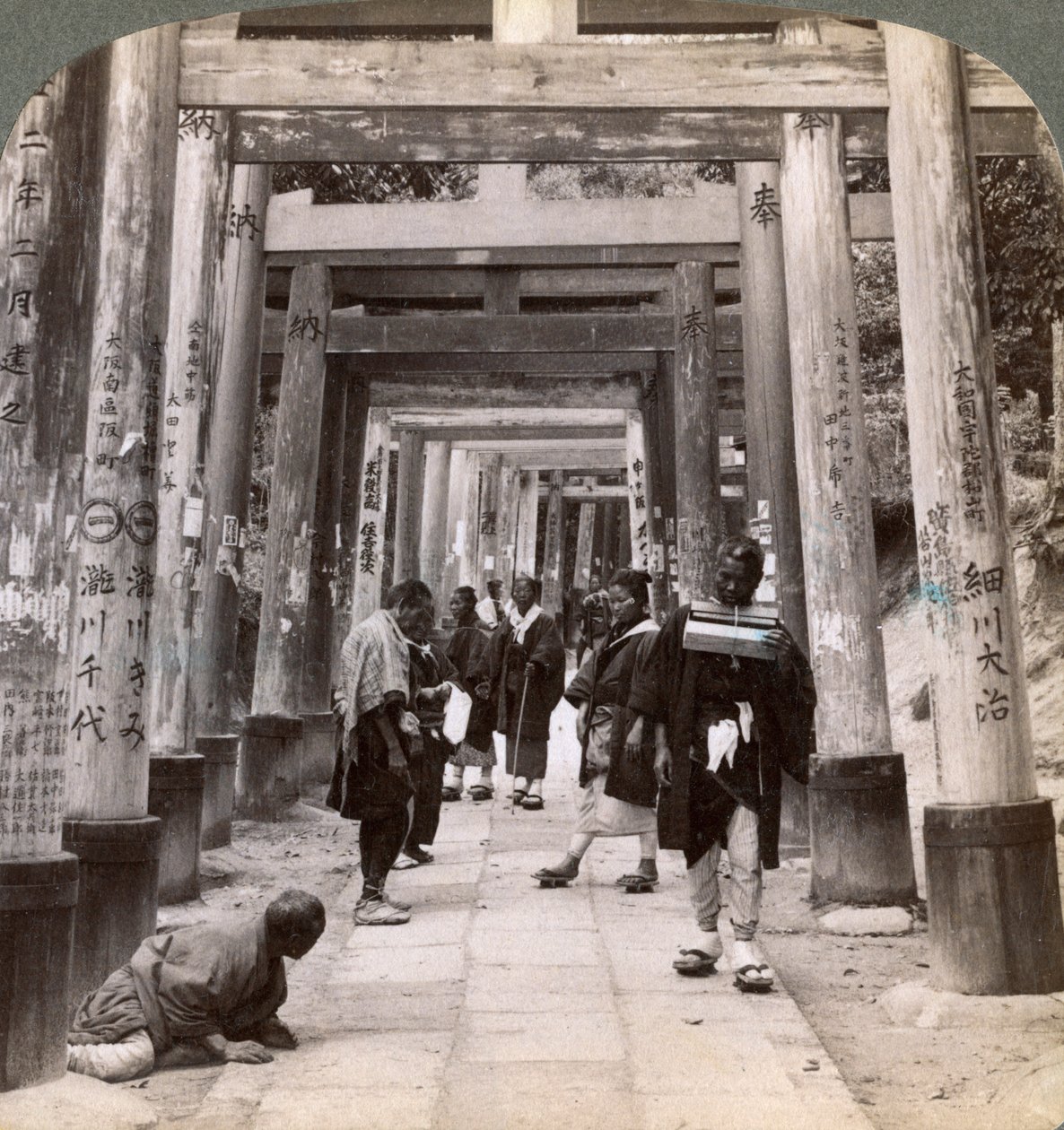 1904年日本京都稻荷神社的成千上万的神圣鸟居下的来回走动 作者 安德伍德和安德伍德