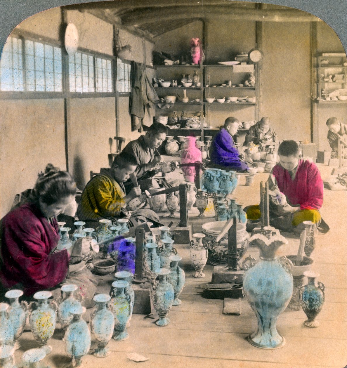 1904年，日本京都，在著名的Kinkosan作品中装饰Awata瓷器 作者 安德伍德和安德伍德
