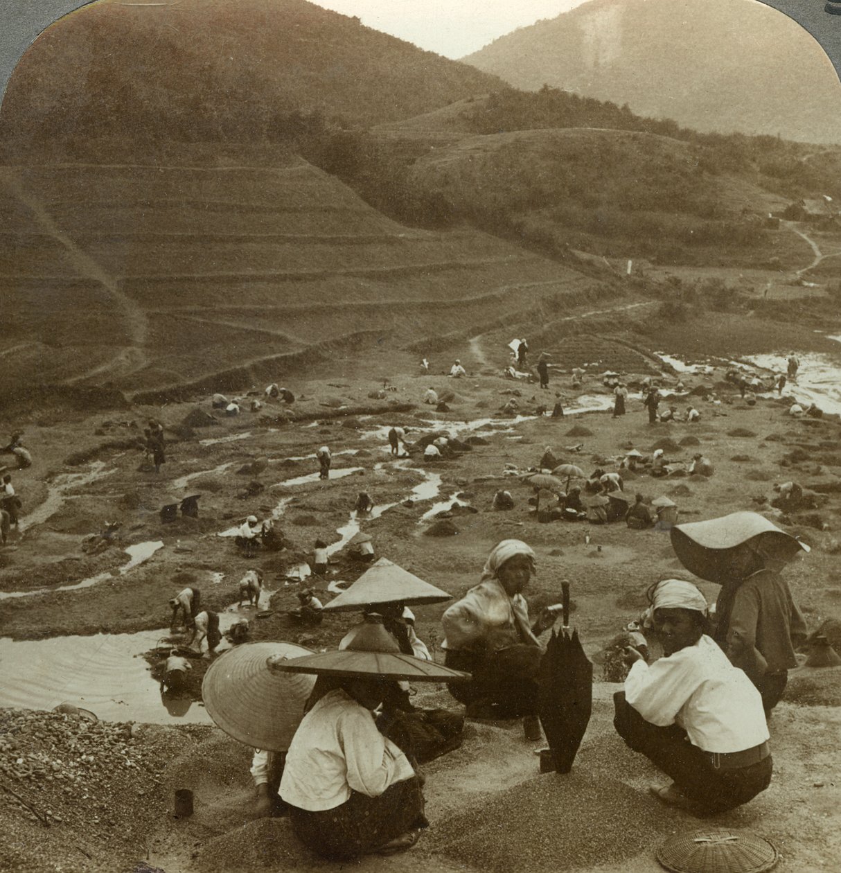 缅甸，莫高克，大约在1900年为红宝石挖河床。 作者 安德伍德和安德伍德