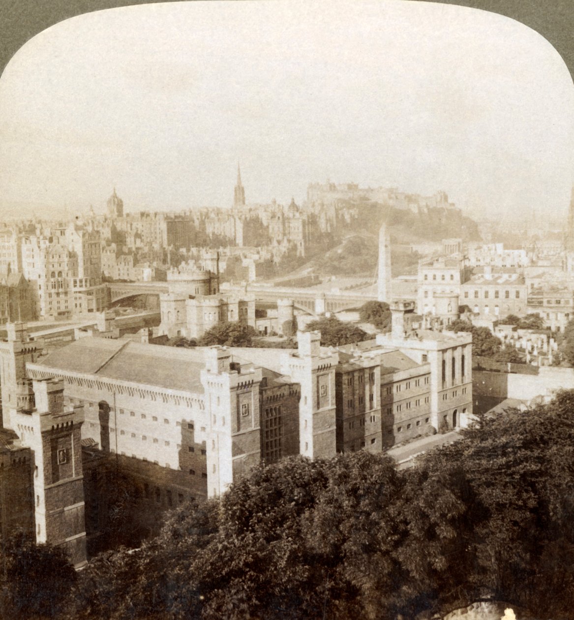 爱丁堡，从西南部卡尔顿山（Calton Hill，SW）到城堡，在苏格兰旧墓地，1902年。 作者 安德伍德和安德伍德
